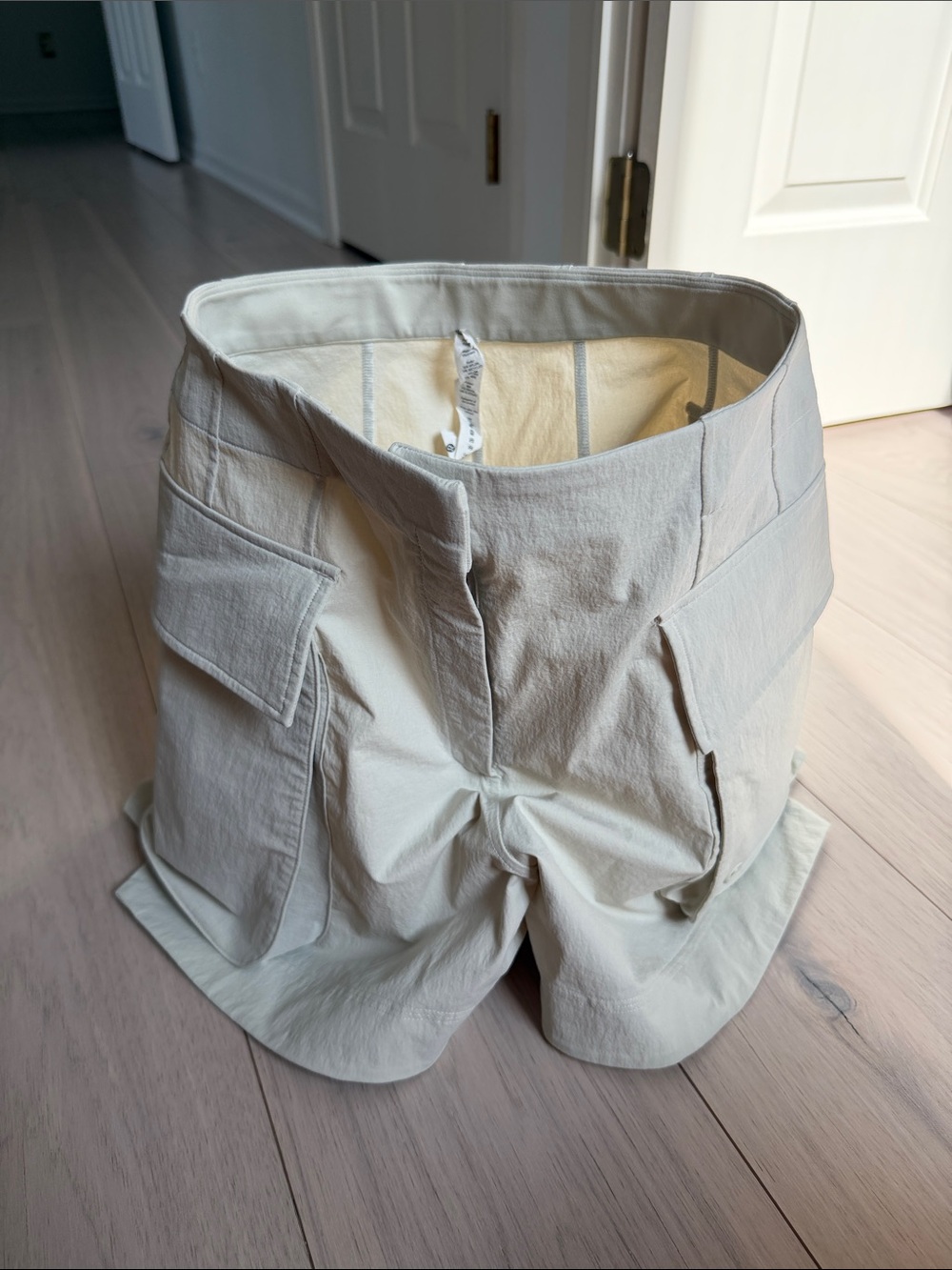 [Lululemon] Relaxed-Fit Super-High-Rise Cargo Short 4" size 6 - Picture 6 of 10